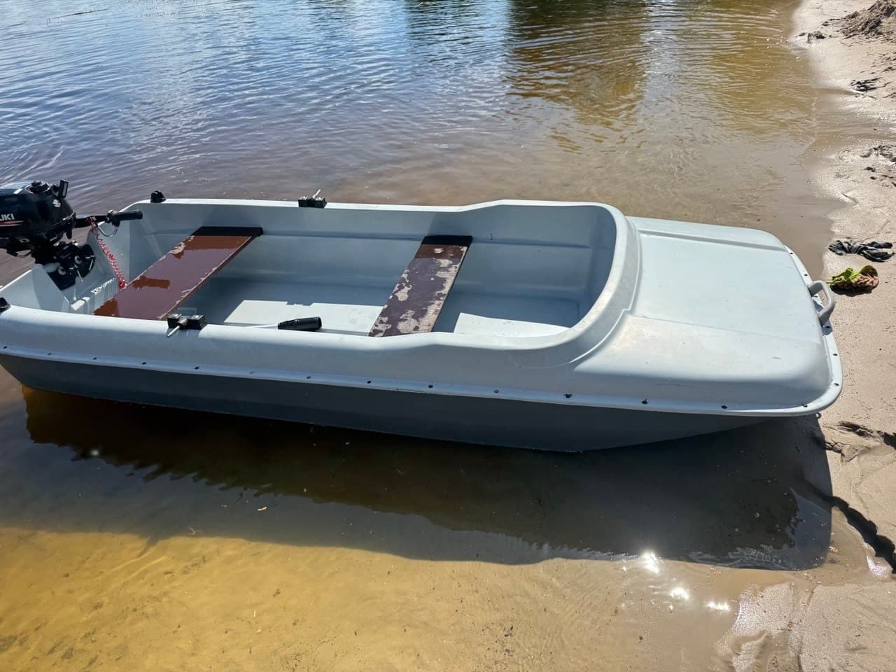 Лодка пластиковая с мотором 2.5 л.с.