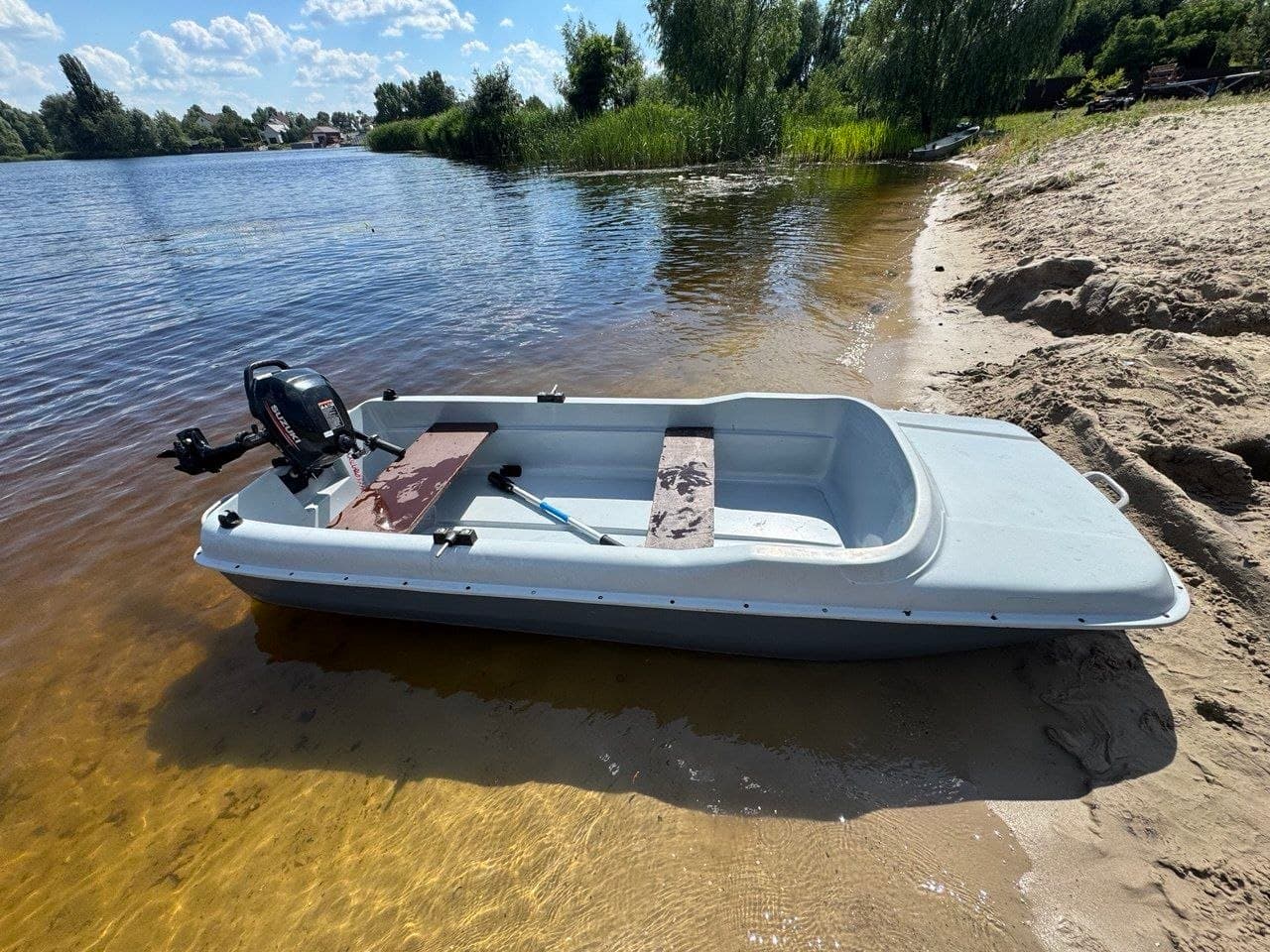 Лодка на берегу реки в солнечный день